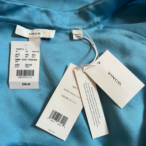 NWT Vince Stunning 100% silk Sky Blue Blouse button front L - Picture 3 of 6